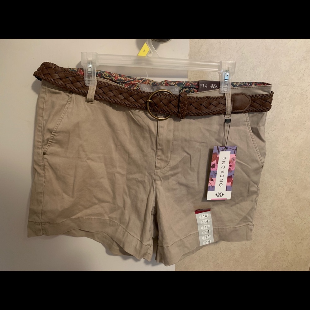 Women’s shorts with belt